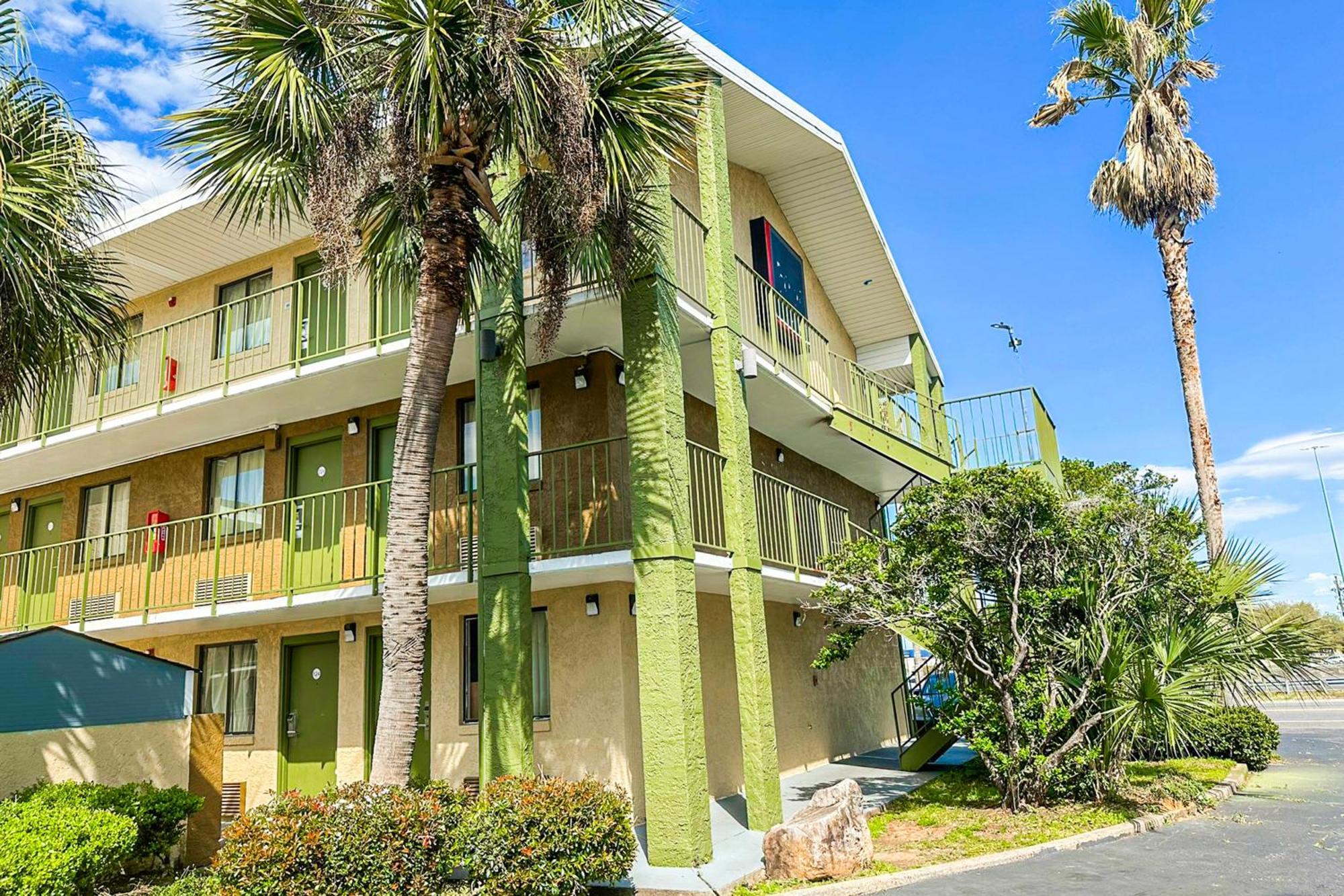 Econo Hotel