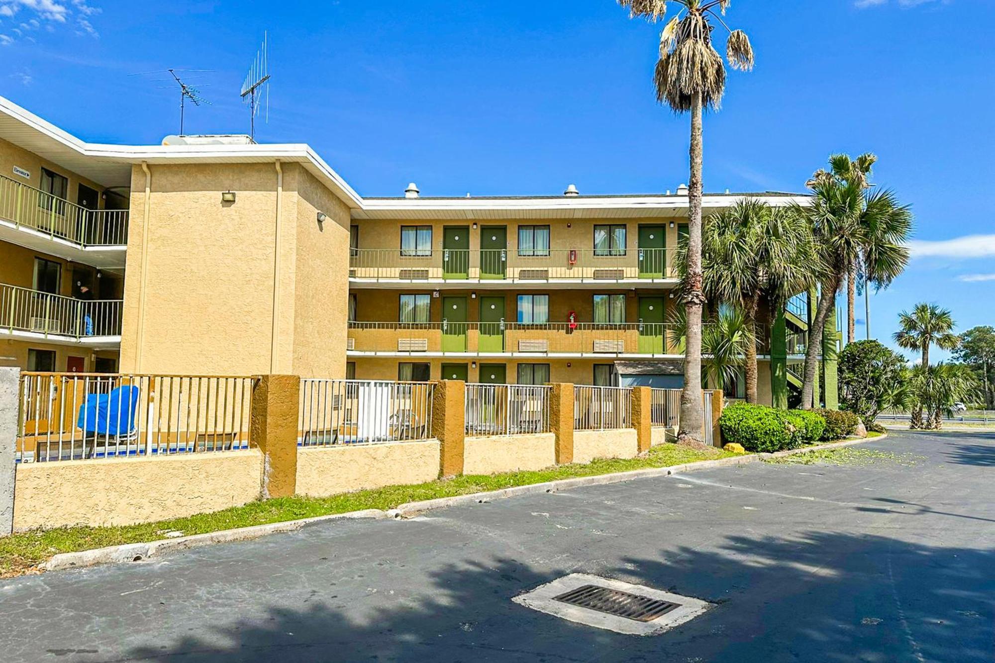 Econo Hotel 2*