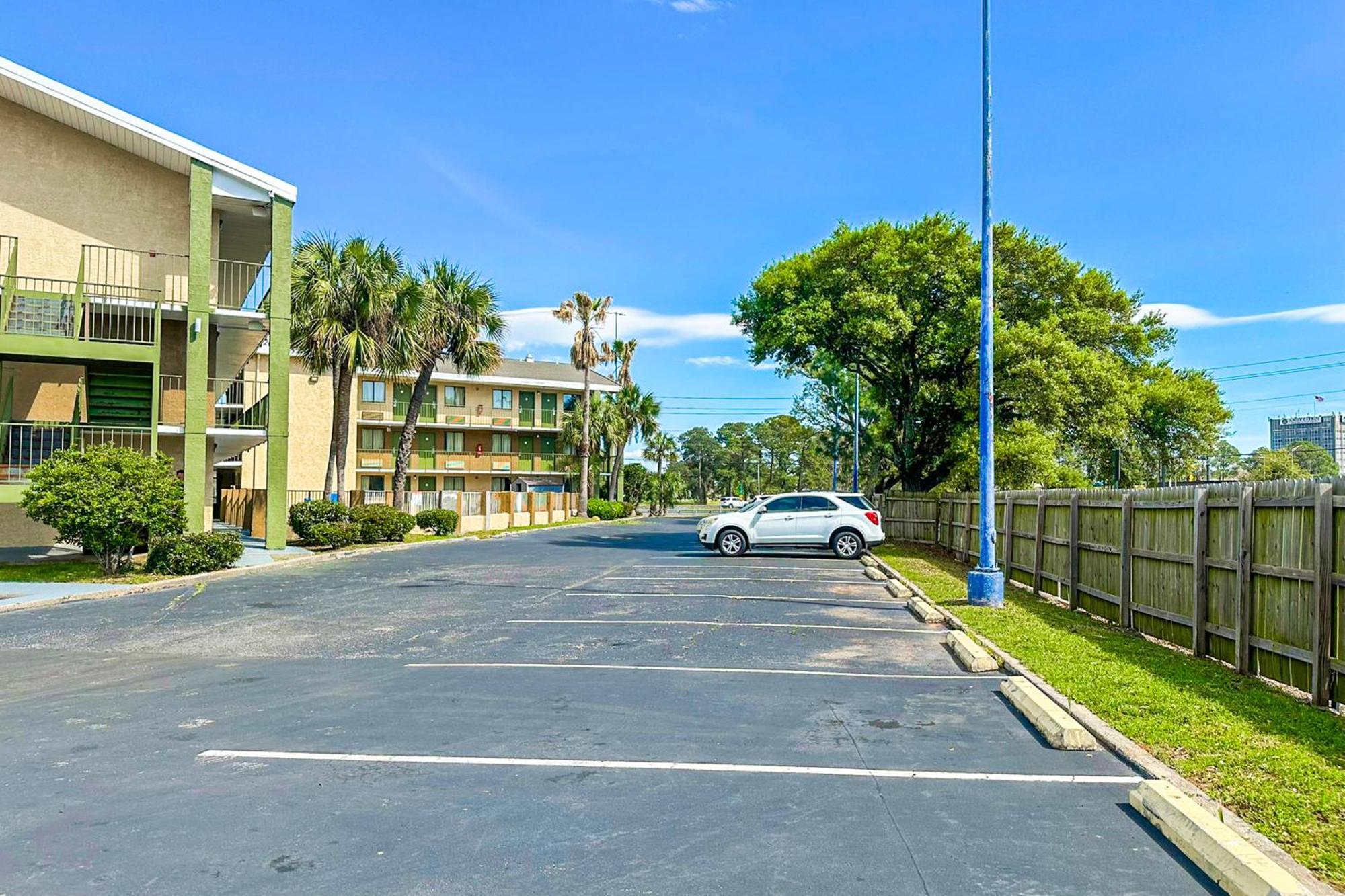 Econo Hotel