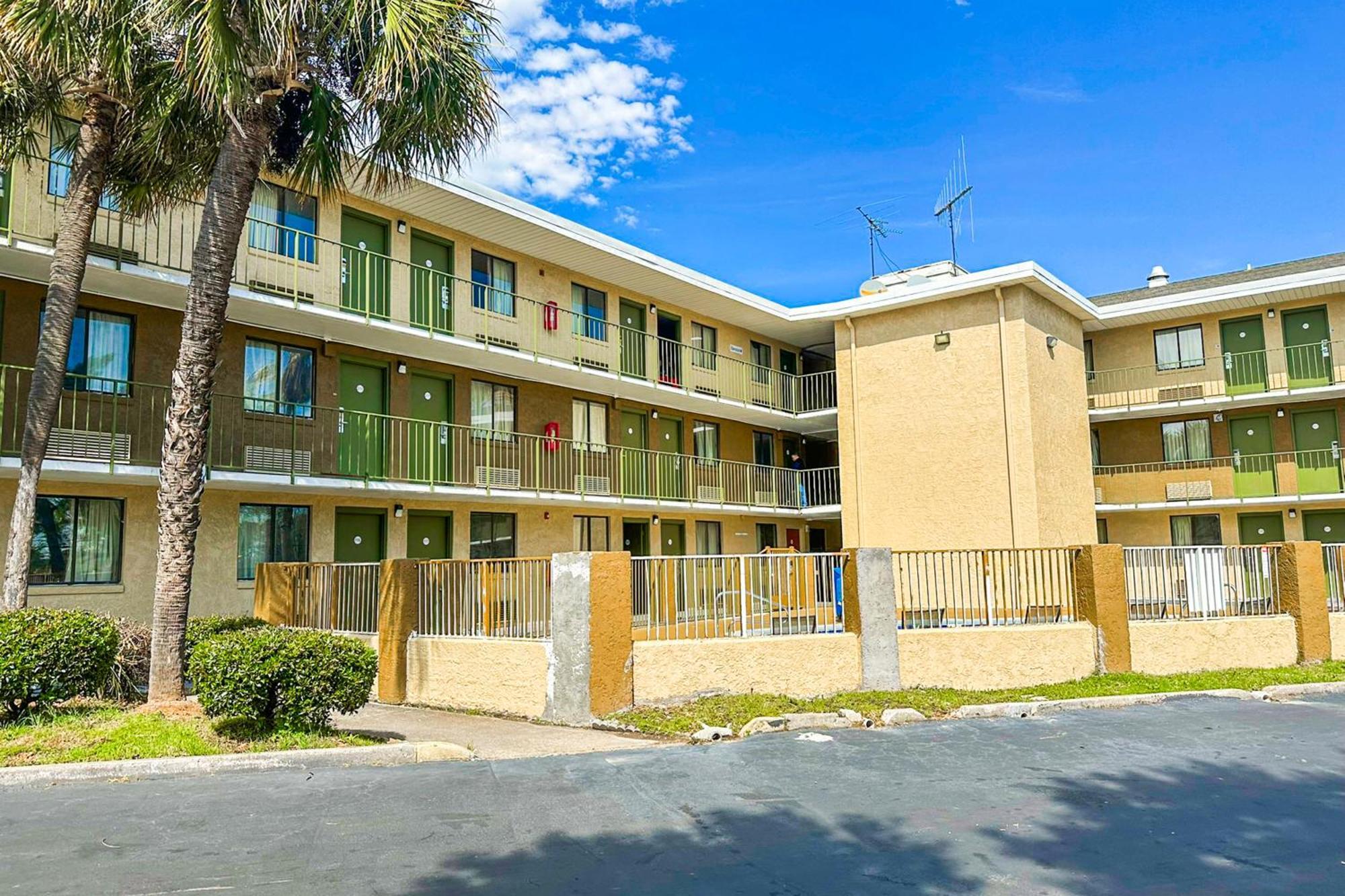 Econo Hotel
